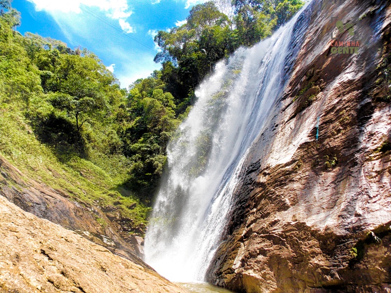 foto-mostra-alta-cachoeira-e-sua-queda-de-agua-05-pousadas-para-você-conhecer-e-aproveitar-a-temporada-de-inverno