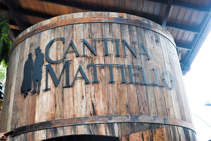 foto-mostra-grande-barril-que-fica-á-frente-da-cantina-mattilello-para-que-o-visitante-possa-tirar-uma-foto-de-recordação-cantina-mattiello-em-santa-teresa-es