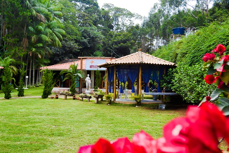 foto-apresenta-imagem-do-gramada-e-frente-da-pousada-serra-azul-05-pousadas-para-você-conhecer-e-aproveitar-a-temporada-de-inverno