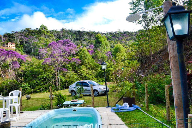 foto-mostra-área-de-lazer-da-casa-com-piscina-e-area-de-churrasqueira-05-pousadas-para-você-conhecer-e-aproveitar-a-temporada-de-inverno