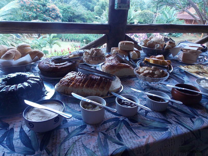 foto-apresenta-mesa-de-café-da-manha-05-pousadas-para-você-conhecer-e-aproveitar-a-temporada-de-inverno