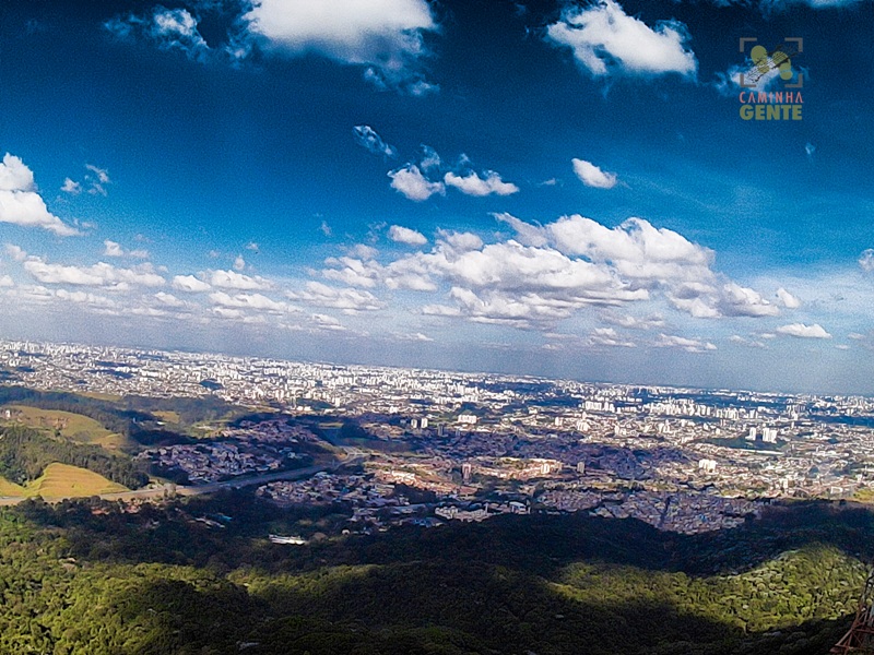 foto-mostra-cidade-de-são-paulo-do-alto-te-dando-uma-vista-impressionante-até-do-litoral-o horizonte-venha-conhecer-o-ponto-mais-alto-de-são-paulo-pico-do-jaraguá