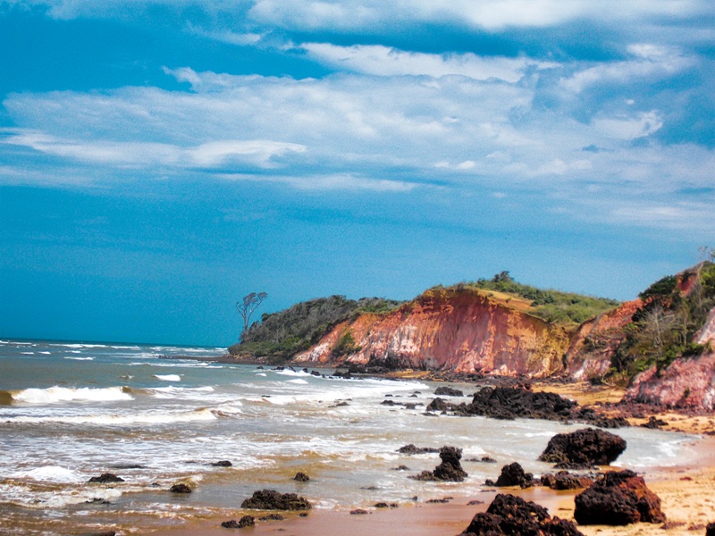 foto-mostra-falésias-a-beira-de-praia-Venha-com-a-gente-conhecer-fundão-es