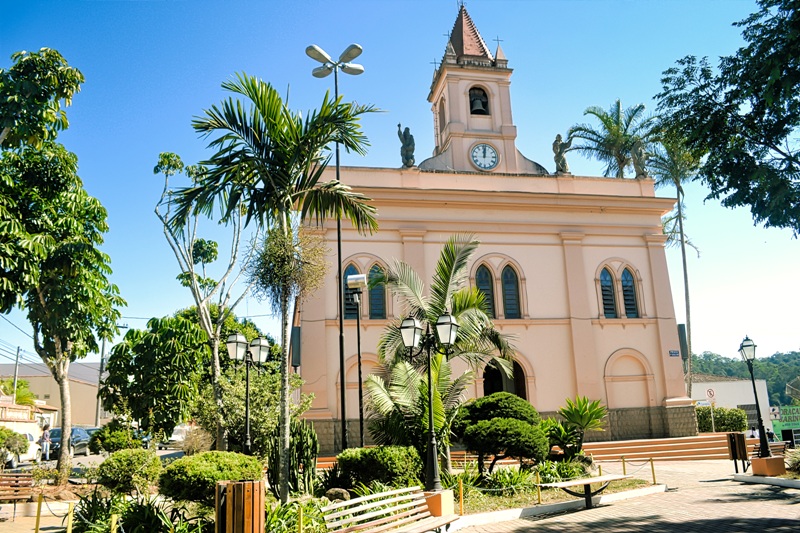 foto-mostra-parte-externa-da-igreja-nossa-senhora-do-carmo-no-centro-da-cidade-de-jarinu-são-paulo