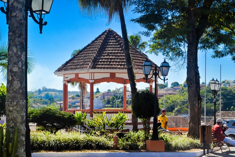 foto-mostra-coreto-no-centro-da-praça-de-jarinu-são-paulo-rota-turística-da-uva-jundiaí-sp