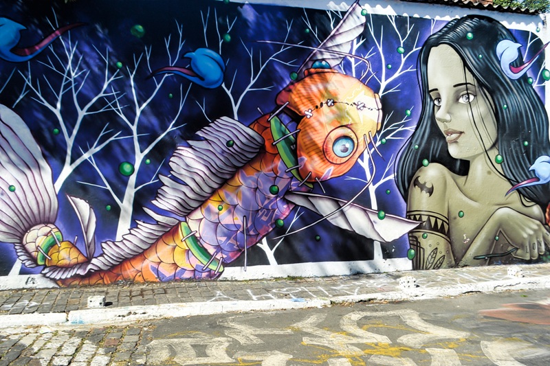 foto-de-grafite-colorido-de-um-peixe-e-uma-índia-beco-do-batmam-uma-galeria-de-arte-a-ceu-aberto-na-vila-madalena