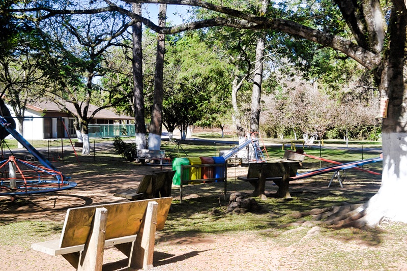 foto-mostra-grande-playground-com-diversos-brinquedos-para-as-crianças-e-diversas-arvores-dando-sombra-ao-local-rota-turística-da-uva-jundiaí-sp