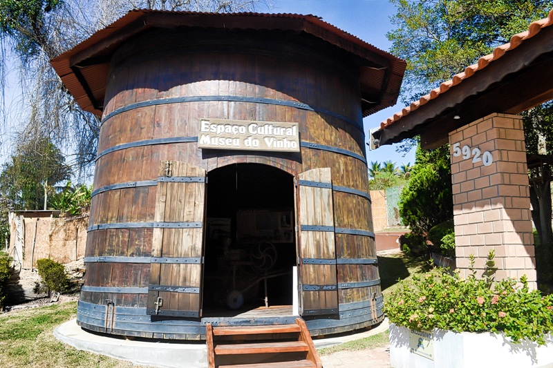 foto-mostra-grande-barril-de-carvalho-que-você-poe-entrar-e-visitar-o-interior-de-um-museu-que-conta-a-historia-da-família-brunholi-rota-turística-da-uva-jundiaí-sp