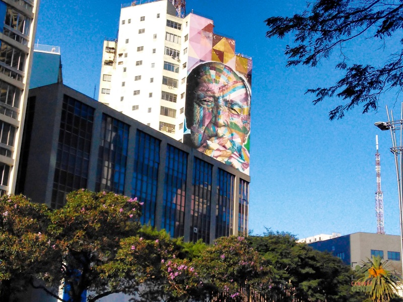 foto-mostra-fachada-de-predio-com-grande-grafite-em-sua-lateral-do-grande-oscar-niemeyer-mirante-do-sesc-avenida-paulista-sao-paulo