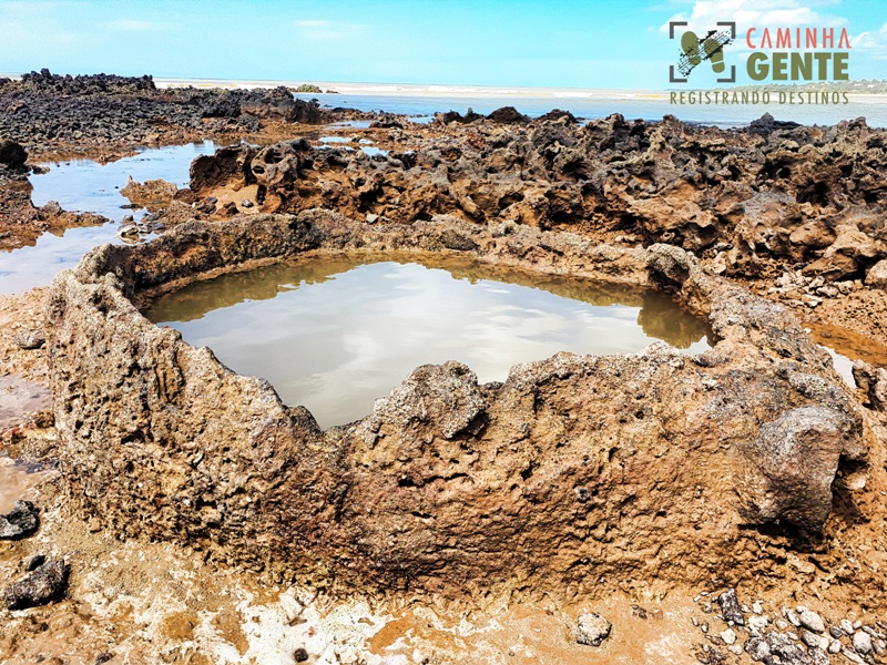 foto-mostra-grande-piscina-natural-feita-de-corais