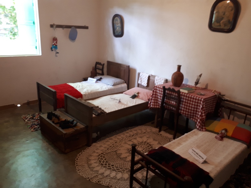 foto-mostra-cama-com-colchão-de-palha-usada-pelas-crianças-que-mijavam-na-cama-guaraná-es
