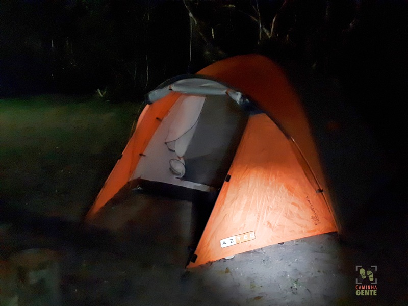 foto-mostra-barraca-de-camping-montada-durante-a-noite