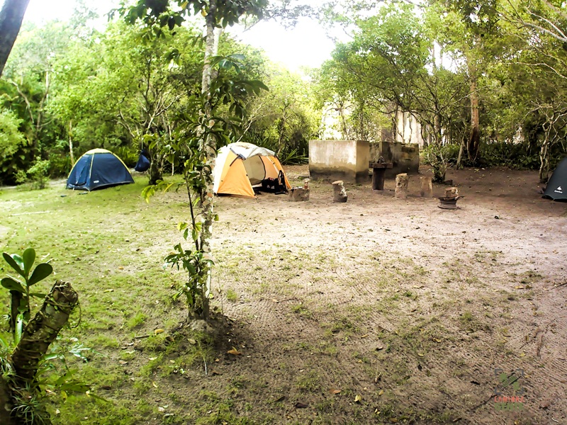 foto-mostra-barracas-em-area-de-camping-estação-biologica-marinha-augusto-ruschi-aracruz-es