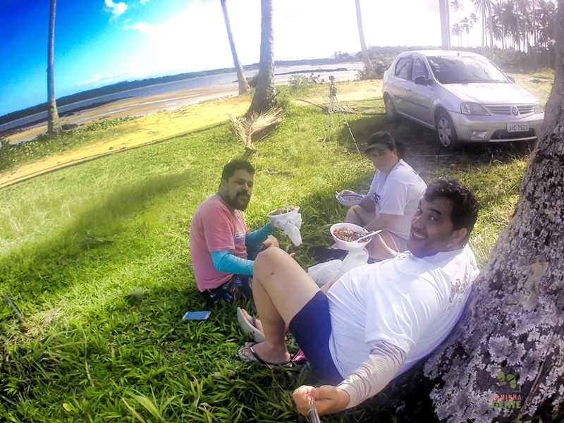 foto-mostra-pessoas-almoçando-ao-ar-livre-em-praia-do-coqueiral-aracruz-es
