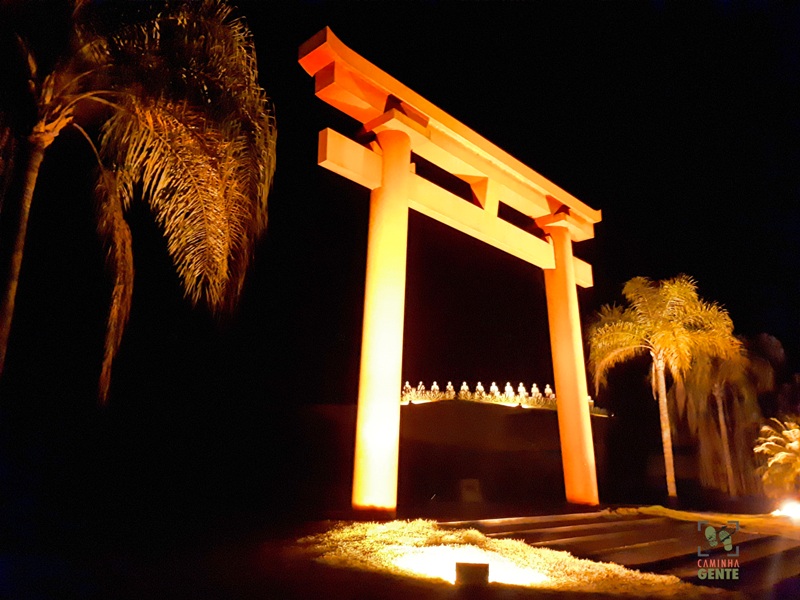 foto-noturna-da-praça-torii-mosteiro-zen-budista-ibiraçu