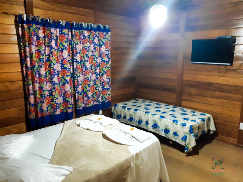 foto-mostra-interior do-chale-com-cama-de-casal-e-cama-auxiliar