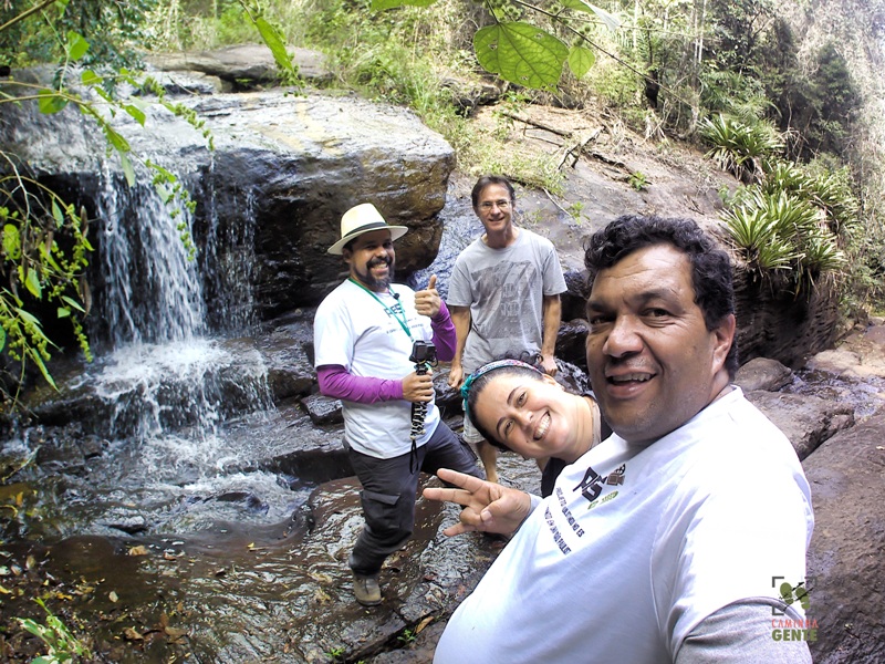 foto-mostra-diversas-pessoas-em-rfrente-cachoeira-da-guatemala-em-ibiraçu