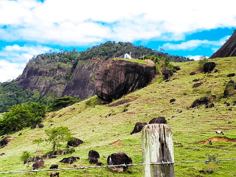 foto-mostra-igrejinha-de-ibiraçu-em-alto-morro