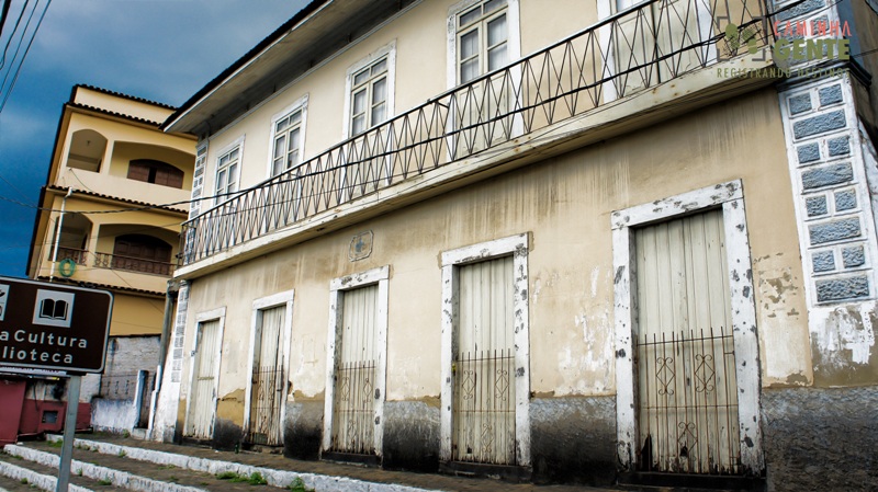 foto-mostra-grande-casarão-em-degradação-pelo-tempo-e-falta-de-cuidados