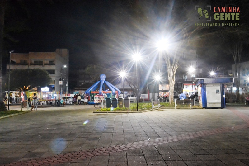 foto-mostra-praça-da-cidade-de-aracruz-á-noite-onde-os-moradores-se-reunem-á-noite-para-conversar.