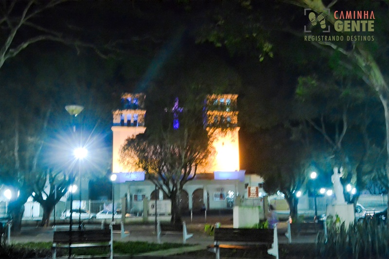 foto-mostra -como-é a iluminação-da-praça-e-digreja-matriz-de-aracruz-es