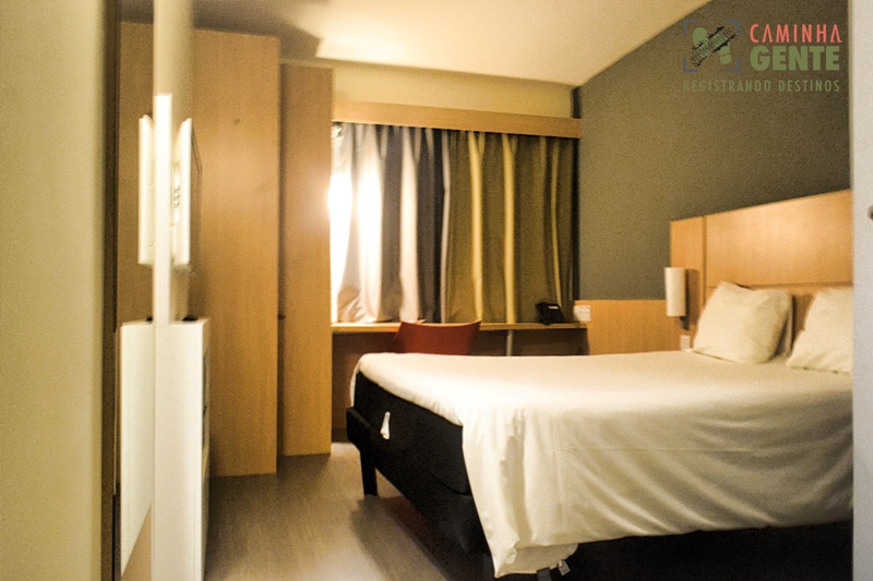 foto-mostra-quarto-de-casal-do-hotel-ibis-aracruz-es