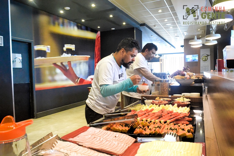 foto-mostra-pessoas-se-servindo-no-buffet-do-café-da-manhã