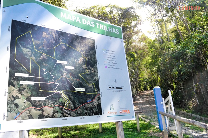 foto-mostra-mapa-da-trilhas-do-parque-municipal-do-aricanga-aracruz-es