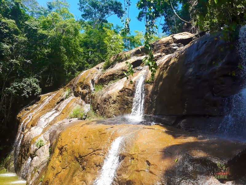 foto-mostra-o-grande-paredão-de-pedra-da-cascata-ibiraçu