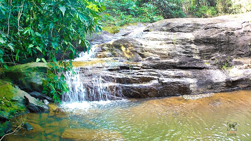 foto-de-piscina-formada-pela-queda-de-agua-da-cachoeira-de-guatemala-ibiriaçu-es