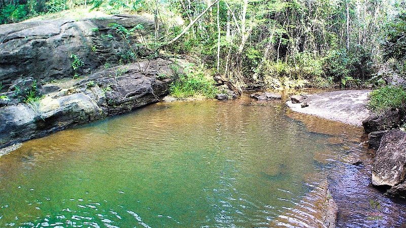 foto-mostra-piscina-formada-pela-queda-de-agua-da-cachoeira-de-guatemala-ibiraçu-es