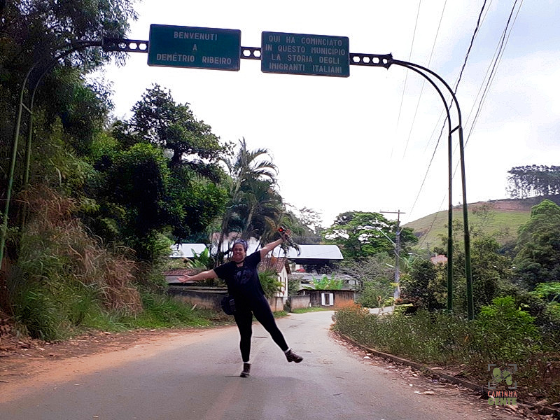 foto-mostra-pessoa-de-pé-em-baixo-de-placa-de-bem-vindo-a-joão-neiva-es