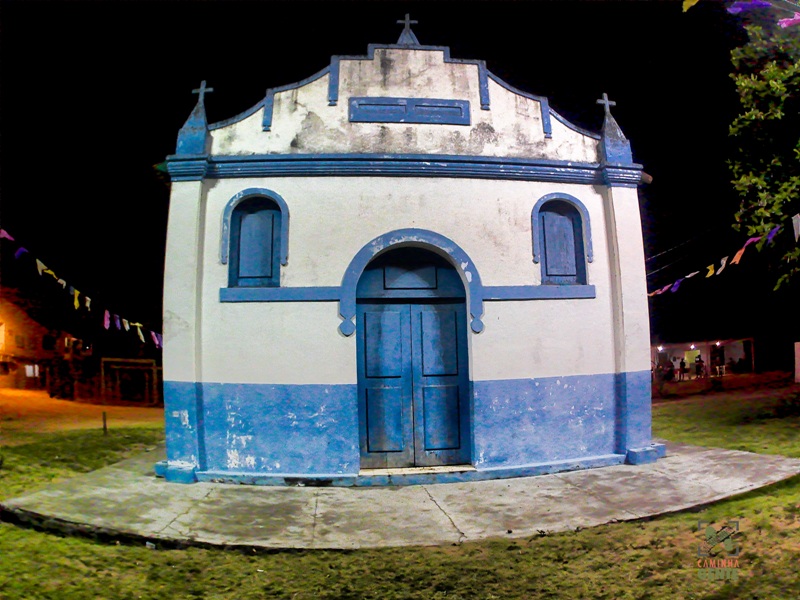 foto-mostra-igrejinha-nas-cores-azul-e-branca-de-são-benedito-na-vila-de-regência-linhares-es