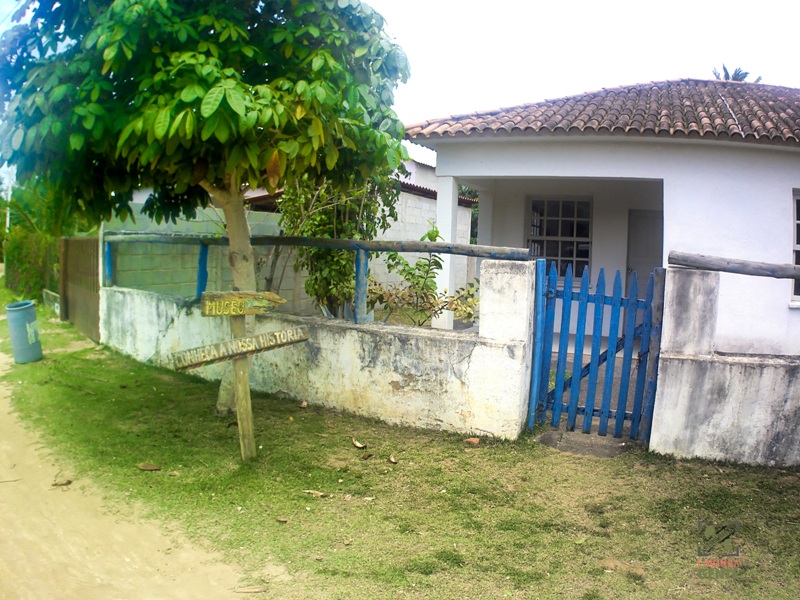 foto-mostra-casas-rusticas-e-rua-de-chão-batido-em-regência-município-de-linhares-es