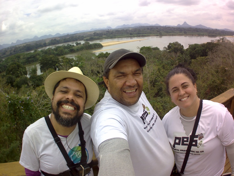 foto-mostra-pessoas-em-cima-do-deck-da-cachaçaria-princesa-isabel