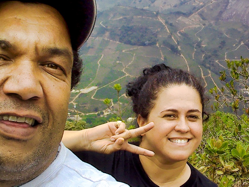 foto-mostra-duas-pessoas-tirando-self-e-ao-fundo-ruas-bem-pequenas-devido-a-altura-pedra-da-torre-brejaubinha-es