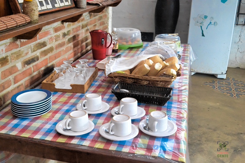 foto-mostra-mesa-posta-do-café-da-manhã-na-pousada-aranã-em-regência-linhares-es