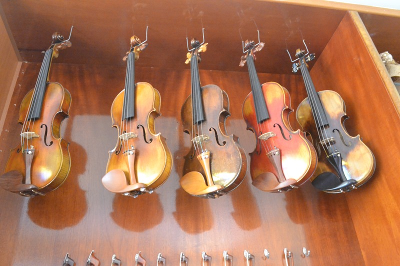 foto-mostra-diversos-violinos-em-joão-neiva-es