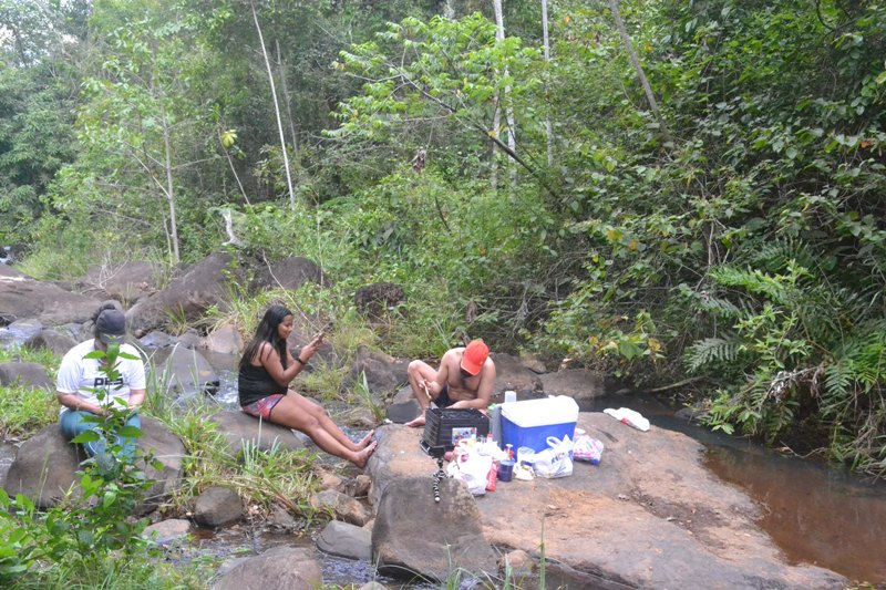 foto-mostra-pessoas-realizando-almoço-a-beira-do-rio-joão-neiva-es