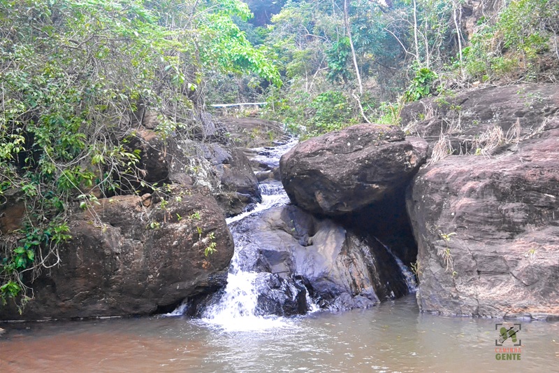 foto-mostra-pequena-queda-de-agua-e-piscina-formada-pela-cachoeirinha-em-ibiraçu-es