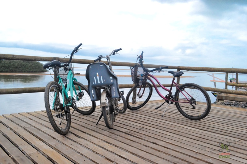 foto-mostra-bicicletas-estacionadas-no-portinho-de-barcos-de-pesca-em-regência-linhares-es