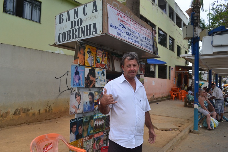 foto-mostra-foto-de-homem-em-frente-banca-de-revistas