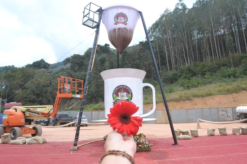foto-mostra-xicara gigante-de-café-e-coador-para-a-festa do-maior-café-do-mundo