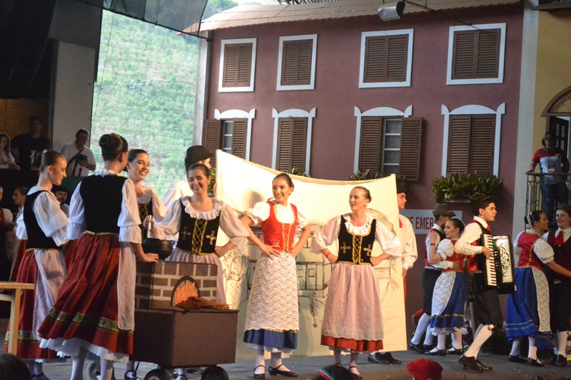 foto-mostra-grupo-de-dança-italiana-se-apresentando