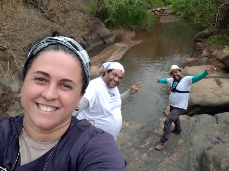 foto-mostra-pessoas-em-frente-a-uma-queda-de-água-em-são-pedro-frio-colatina-es