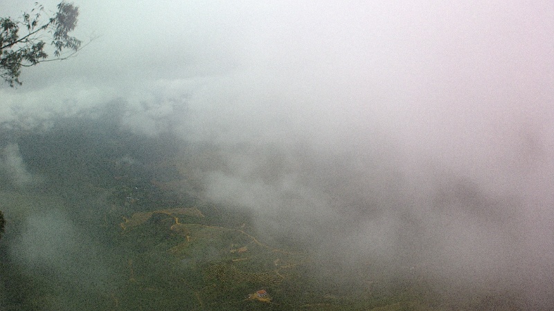 foto-mostra-nuvens-tampando-a-paisagem-do-mirante-de-são-pedro-frio-que-aos-poucos-se-revelava