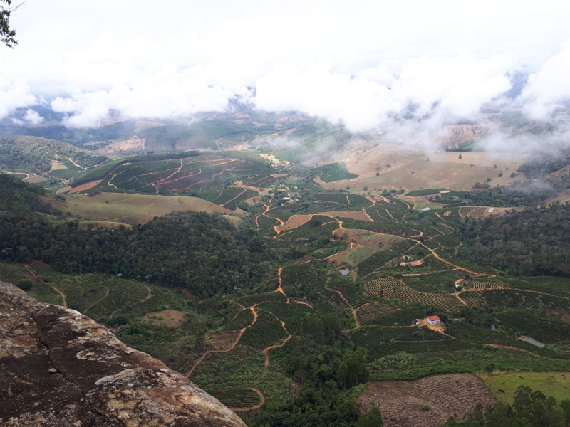 foto-mostra-paisagem-revelada-após-a-saida-das-nuvens-no-mirante-de-são-pedro-frio-em-colatina-es