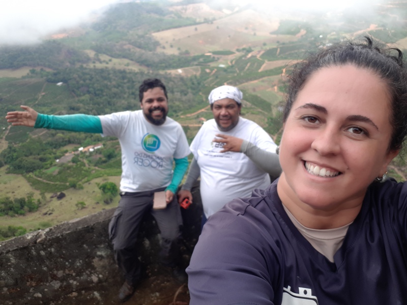 foto-mostra-pessoas-sentadas-a-beira-do-mirante-de-são-pedro-frio-em-colatina-es