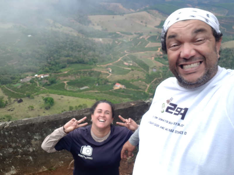 foto-mostra-pessoas-rindo-em-self-no-mirante-de-são-pedro-frio-colatina-es