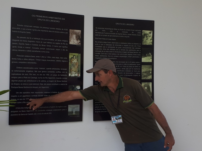 foto-mostra-guia-explicando-sobre-a-história-da-gruta-do-limoeiro-em-castelo-es